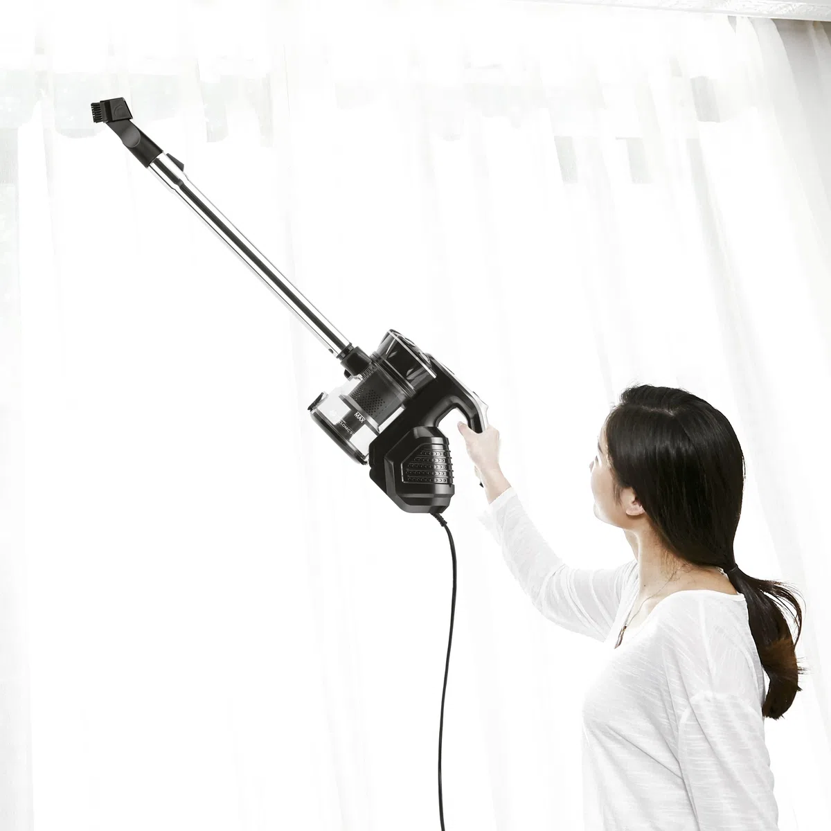 Di4 Aspirovac CA600 Aspirador Escoba, 600W, Sistema Ciclónico, Cepillo 2 en 1, Filtro HEPA, Radio de Acción 8 m, Color Negro, Accesorios Incluidos para Suelos/Alfombras/Muebles/Paredes/Coche