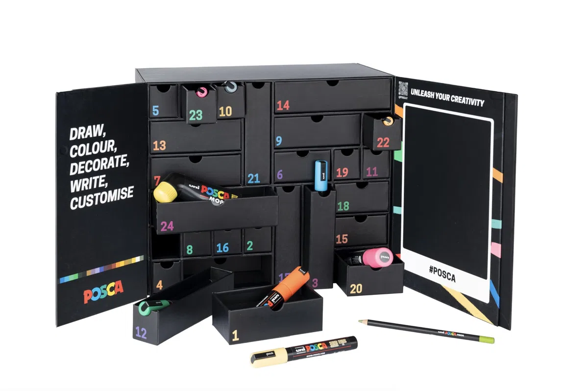 POSCA - Calendario de Adviento 2025 con 24 productos de papelería, papelería escolar, trabajos creativos - Ideas de regalo con cosas para la escuela, rotuladores de punta gruesa y fina, ceras de cera