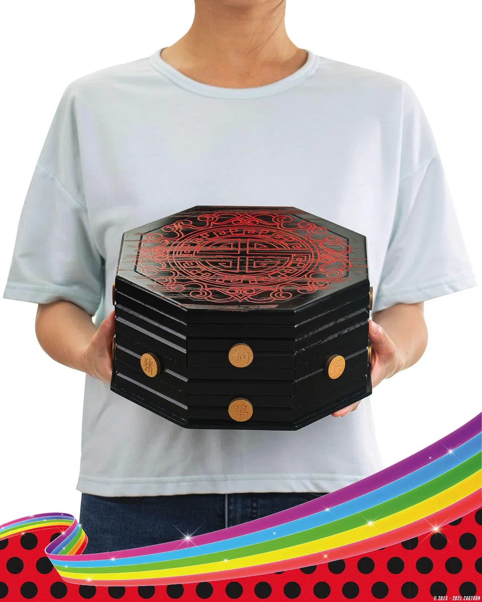 corimori Miraculous Ladybug Cofre de madera con licencia oficial, caja milagrosa del Maestro Fu de 26 cm